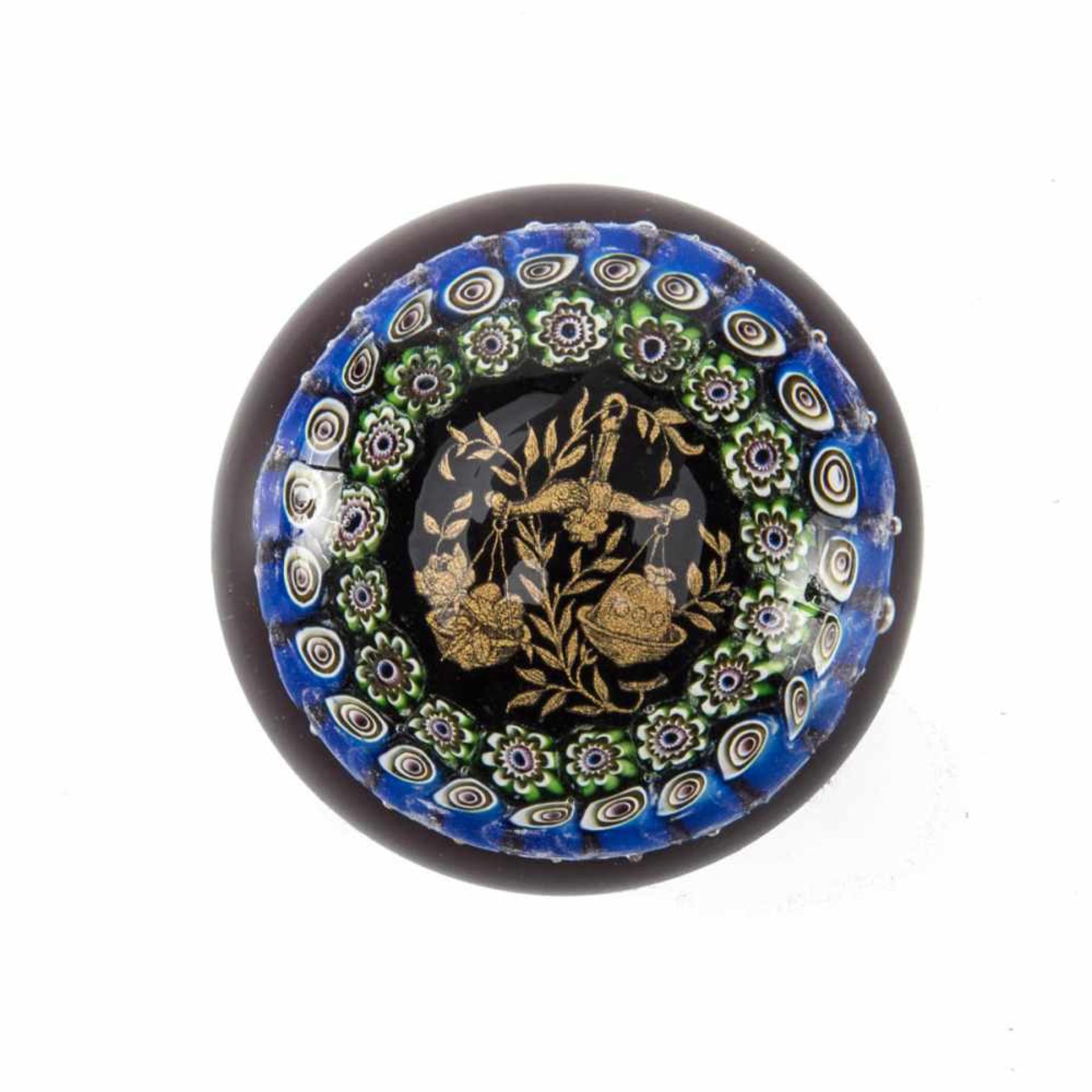Paperweight, wohl Murano Halbkugelige Form, farbloses Glas, auf opakschwarzem Sockel Bordüre aus