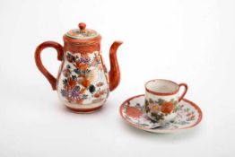 Kleine Kanne und Teetasse, Japan Porzellan polychrom und eisenrot bemalt. Birnenförmige Kanne, Tasse