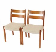 Paar Stühle, Oman Jun, Dänemark um 1970 Teakholz. Gepolsterter Sitz, durchbrochene Rückenlehne.