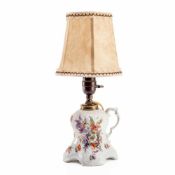 Tischlampe, Erdmann Schlegelmilch, Suhl Lampenfuß aus Porzellan mit Blütenbuketts dekoriert und