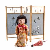 Geisha-Puppe mit Stellschirm, Japan Ende 19.Jh. Muschelkalk. Echthaarperücke, schwarz-braune