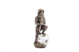 Märchenfigur Bronze versilbert. Auf einem runden Sockel auf einem Kristallprisma steht ein Zwerg auf