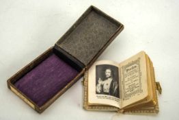 Kleines Gebetbuch 1925 Deckel elfenbeinfarbenes Bakelit, vergoldete Schließe. H.: 9 cm.