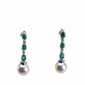 Paar Ohrgehänge mit Perlen und Smaragden 750er Weißgold, Steckbrisur mit drei untereinander