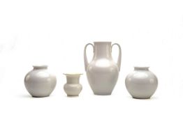 KPM Berlin, vier weiße Vasen unbemalt 1 klassische Henkelvase Höhe 24 cm, 2 Kugelvasen und 1