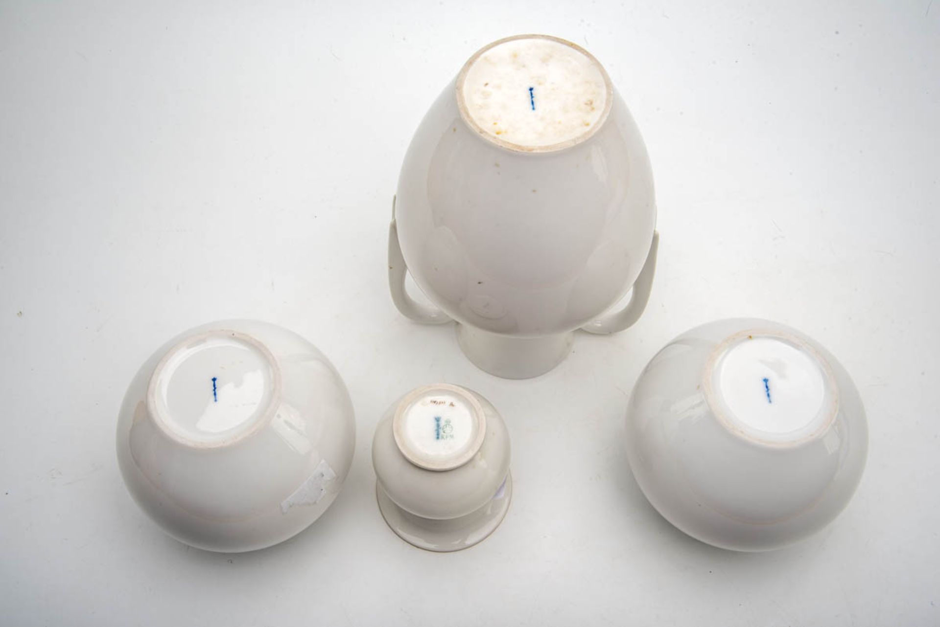 KPM Berlin, vier weiße Vasen unbemalt 1 klassische Henkelvase Höhe 24 cm, 2 Kugelvasen und 1 - Bild 2 aus 2