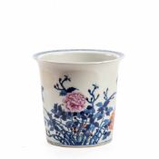 Blumenübertopf, China um 1900 Porzellan in Unterglasurblau und polychrom mit Spalier und