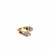 Ring mit Turmalinen und Brillanten 750er Gelbgold. Glatte Ringschiene, sich gabelnder Ringkopf,