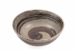Schale, Mashiko, Japan Keramik mit unregelmäßiger spiralig aufgebrachter Glasur in Braun und