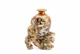 Ziervase, Satsuma, Japan 18. Jh,. Porzellan polychrom und mit Gold bemalt. Figur eines Löwenhundes