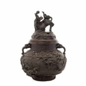 Weihrauchgefäß, China 19. Jh. Bronze, dunkel patiniert. Kugeliger Korpus mit großem Drachen und