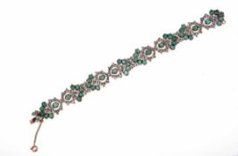 Smaragd-Brillant-Armband 800er Silber, rotvergoldet. Band aus durchbrochenen blütenartig