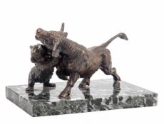 Tierbildhauer um 1900 Kleiner Bär einen Bison angreifend. Bronze dunkel patiniert. Auf flachem
