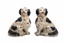 Paar englische Staffordshire Hunde, ca. 1900 Bemalte Keramik, Höhe 24 cm, Hunde-Spiegelpaar mit