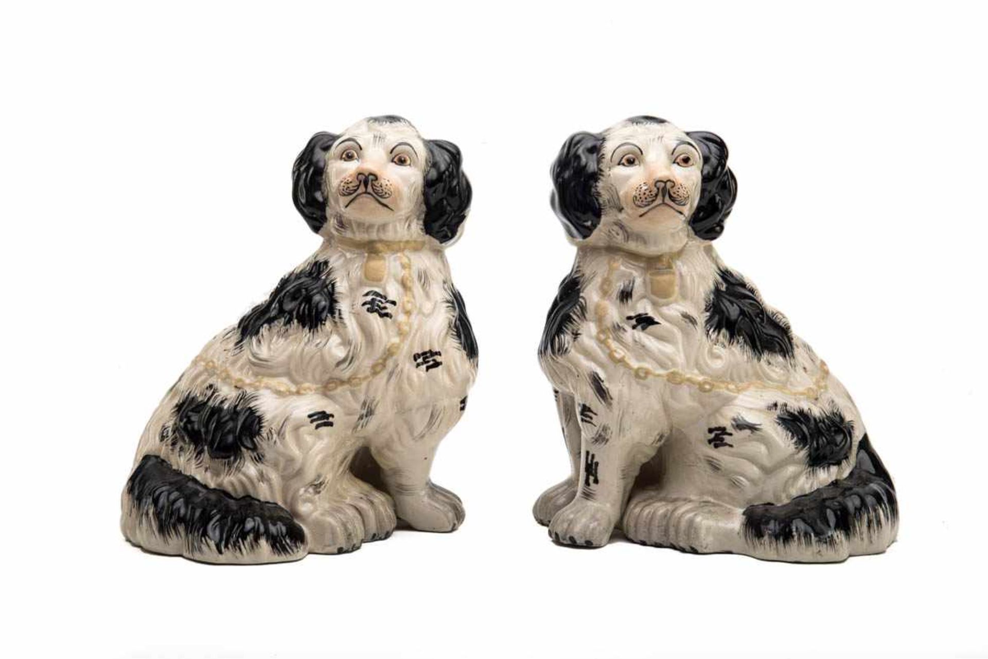 Paar englische Staffordshire Hunde, ca. 1900 Bemalte Keramik, Höhe 24 cm, Hunde-Spiegelpaar mit