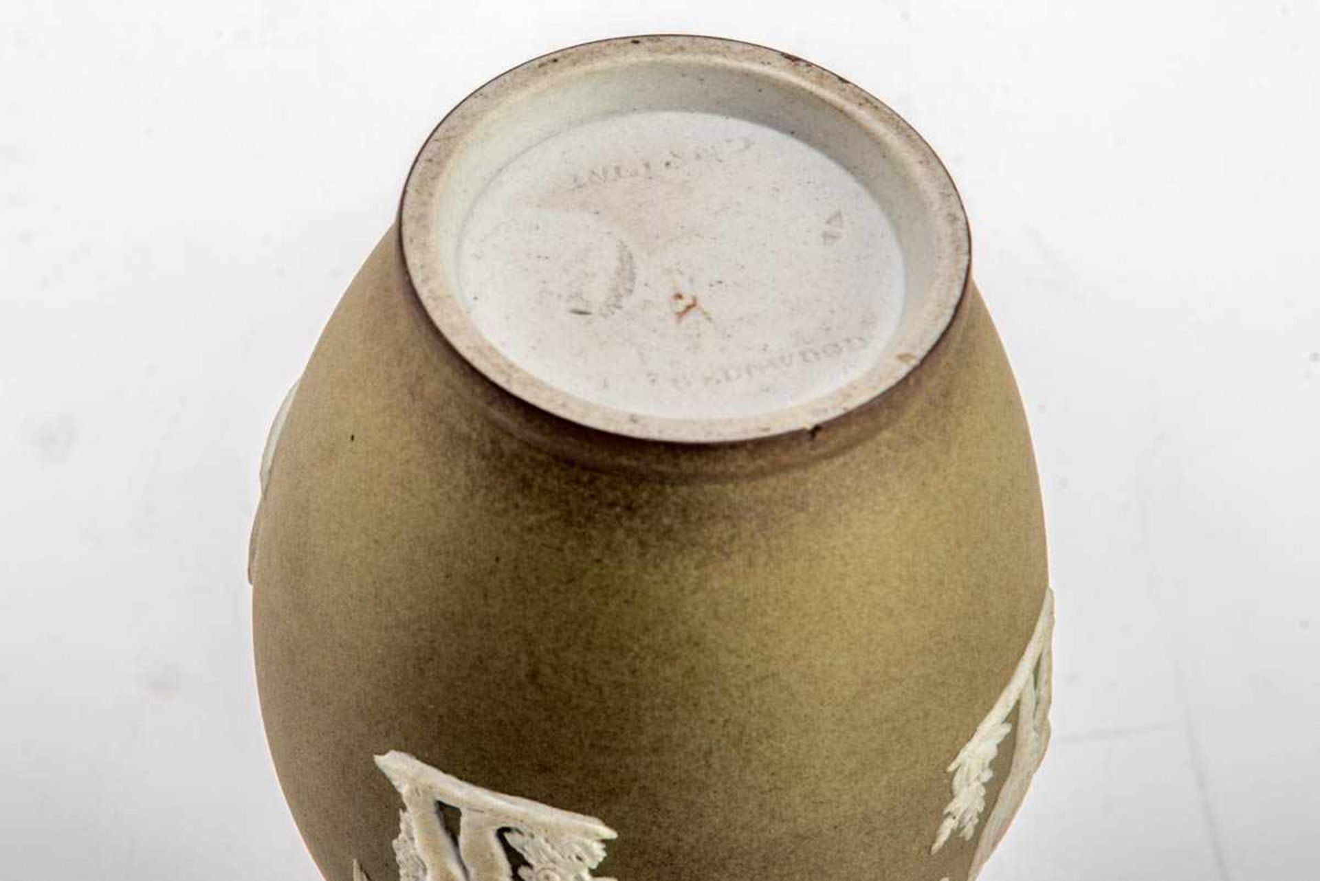 Paar Wedgwood-Vasen, 18. Jh. Feinkeramik mit matter olivgrüner Engobe, Wandung mit Putti als - Bild 2 aus 2