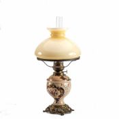 Salon-Petroleumlampe, um1900 Von Rocaillen und C-Schwüngen durchbrochener Fuß, Korpus aus Keramik