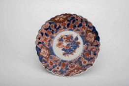Zierteller, Imari Japan um 1900 Porzellan unter der Glasur blau und auf der Glasur in Eisenrot mit