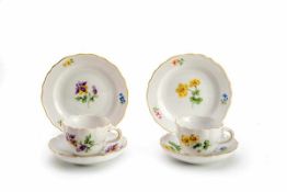 Paar Kaffeegedecke, Meissen Polychrom mit Blume I-Dekor bemalt. Bestehend aus Kuchenteller,