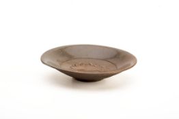 Flache Schale, Korea 15.-16.Jh. Keramik, Spiegel und Standunterseite mit Eisenausblühungen,