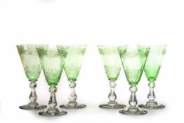 6 Kelchgläser, Jugendstil um 1900 Fuß und Schaft aus farblosem Glas, Kuppa urangrünes Glas mit