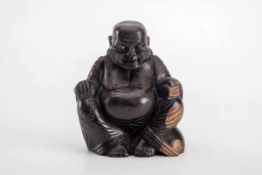 Glücksbuddha, China um 1900 Hartholz vollrund geschnitzt. Figur des lachenden dickbäuchigen Buddhas.