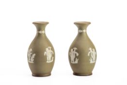 Paar Wedgwood-Vasen, 18. Jh. Feinkeramik mit matter olivgrüner Engobe, Wandung mit Putti als