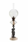 Petroleumlampe um 1900 Runder Alabasterfuß mit der aufgesetzten Figur eines Putto aus Grauguss, in