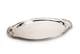 Ovales Tablett, Österreich-Ungarn um 1920 800er Silber. Schlichter Spiegel, profilierter Rand der