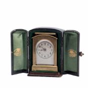 Reisewecker, London um 1900 Messing, Rechteckiges Uhrengehäuse, oben gerundet mit Tragegriff,