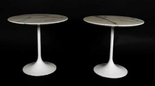 Nach einem Entwurf von Eero Saarinen 2 Tuliptische Marmor, weiß lackiertes Metall; frühe Ausführung,