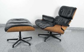 Nach einem Entwurf von Ray Eames Lounge Chair mit Ottomane Metall, Holz, schwarzes Leder, frühe