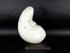 Bildhauer der 80er Jahre Weiche Formen Marmorskulptur, Eisenplinthe; H 43 cm, L 29 cm, T 27 cm