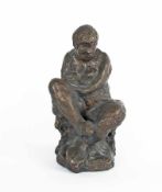 Bildhauer der 2. Hälfte des 20. Jh. Sitzender Akt Bronze; H 29 cm, B 12 cm, T 19 cm; verso