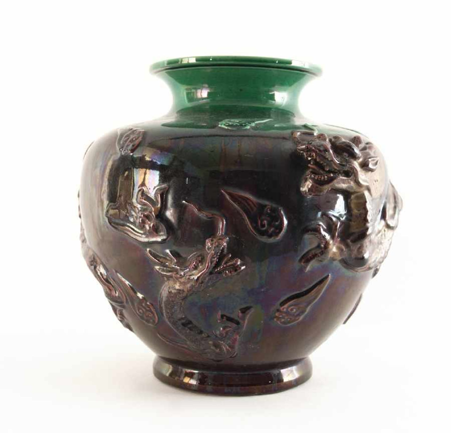 China Vase mit Drachenmotiv Keramik, weißlicher Scherben, farbig glasiert; H 30,5 cm, Dm 30,5 cm