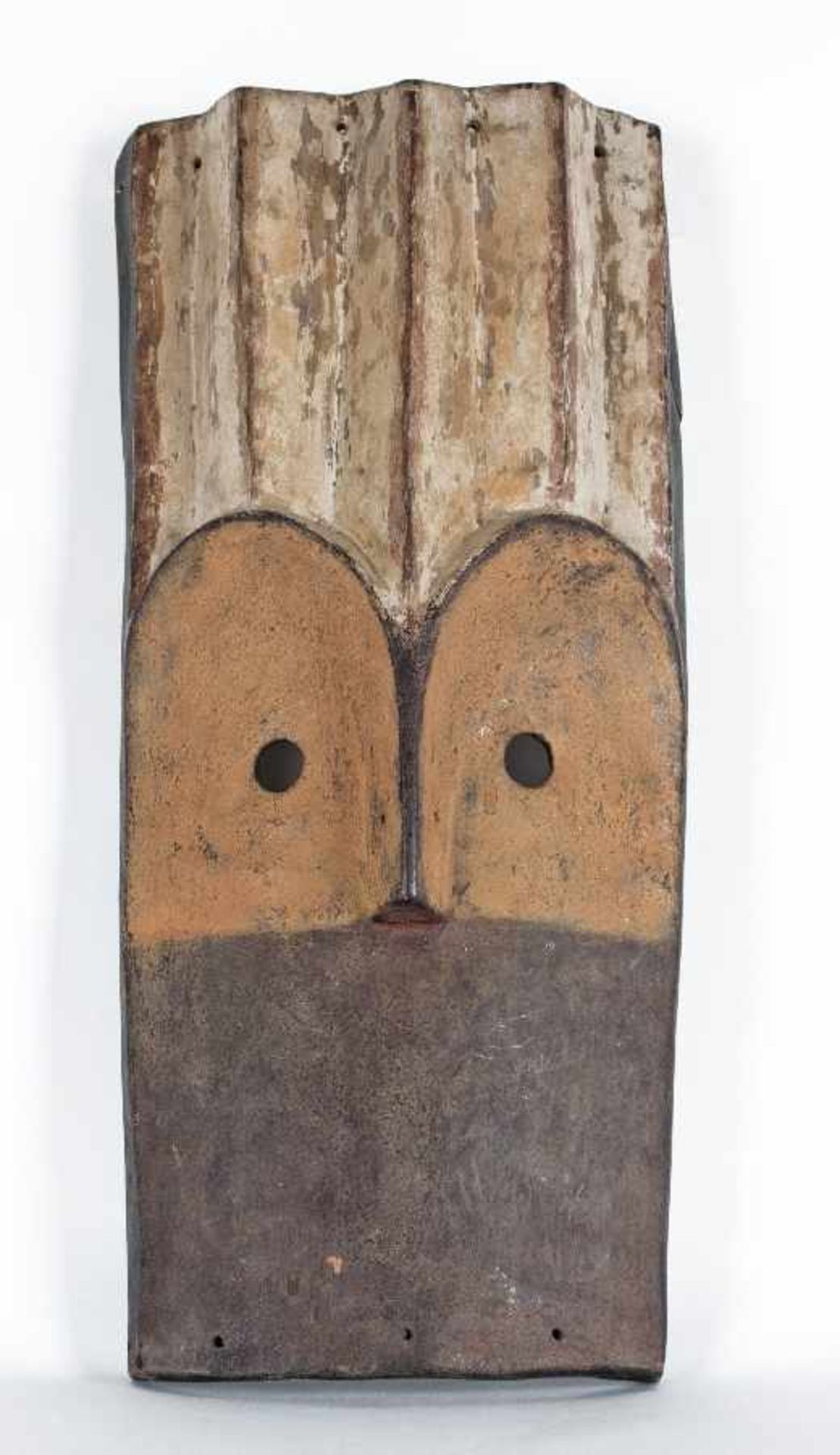 Afrika Eulenmaske Holz, geschnitzt und farbig gefasst; H 54 cm, B 24 cm; Sammlung Helmut Hentrich,