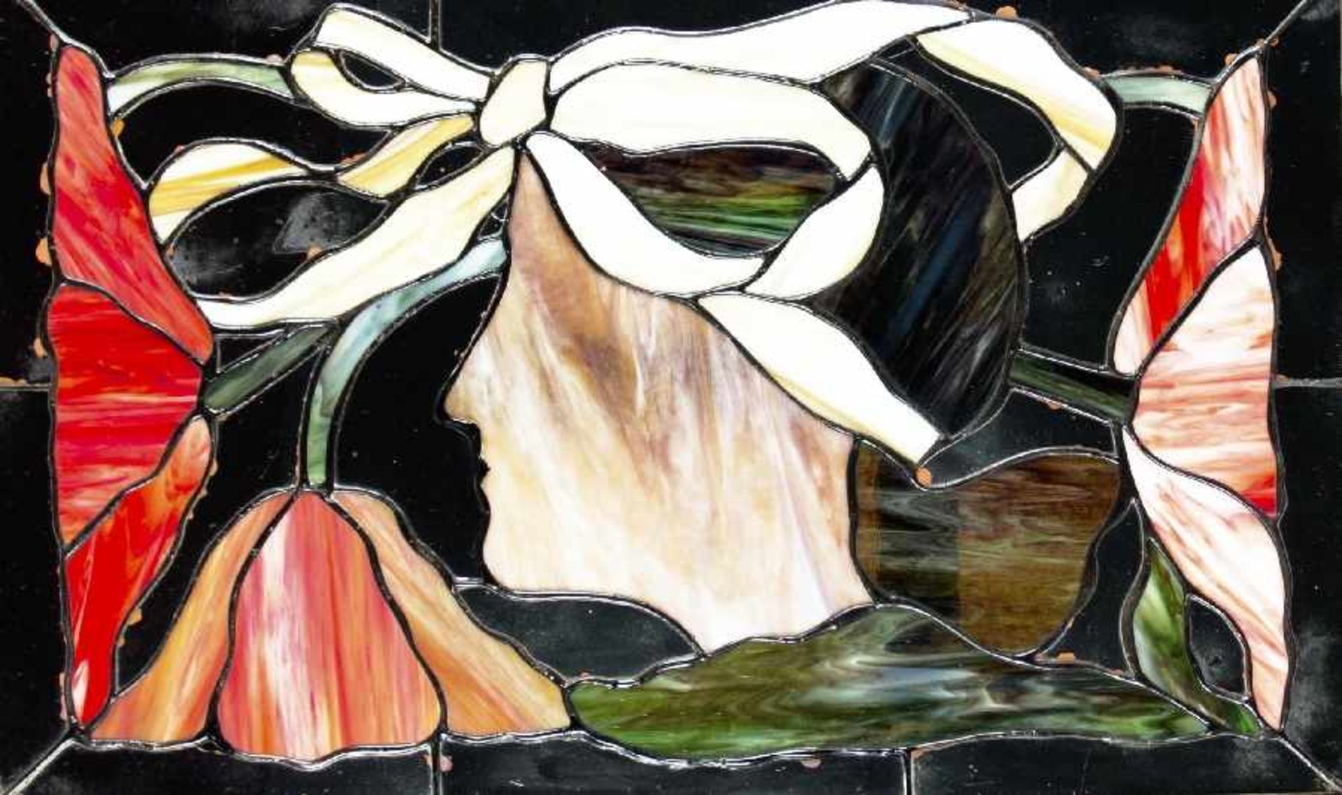 20. Jh. Dame im Profil mit Blüten Bleiverglasung mit opaleszenten Gläsern der Kokomo Glashütte in
