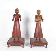 Indien, Provinz Rajasthan Ein Paar Prozessionsfiguren Holz, beschnitzt und farbig gefasst; H 120
