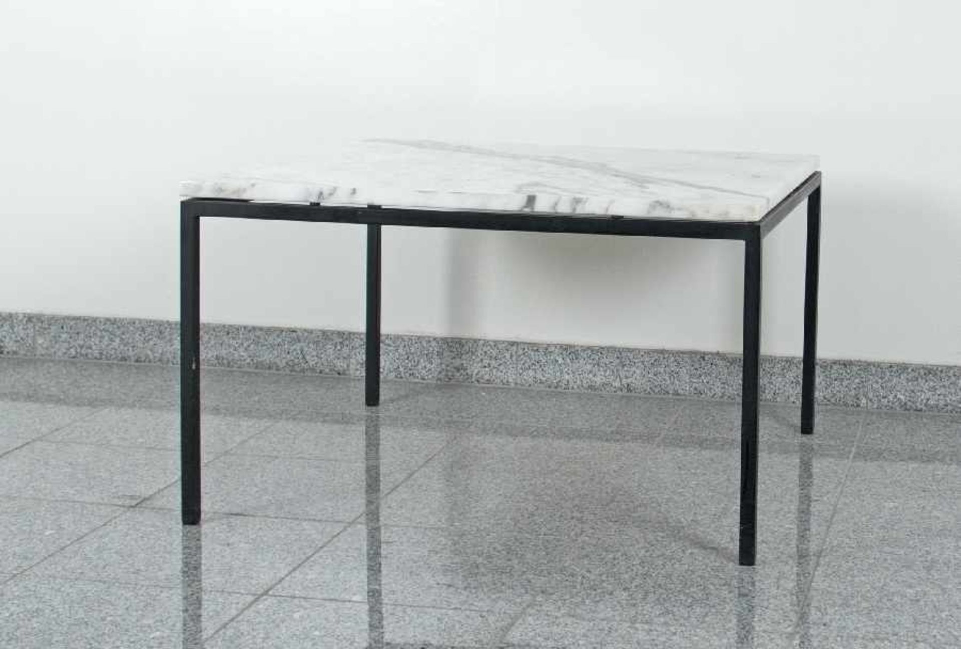 Florence Knoll 1917 Coffee table Metallgestell, Marmorplatte evtl. später; H 45 cm, B 75 cm, T 75 cm