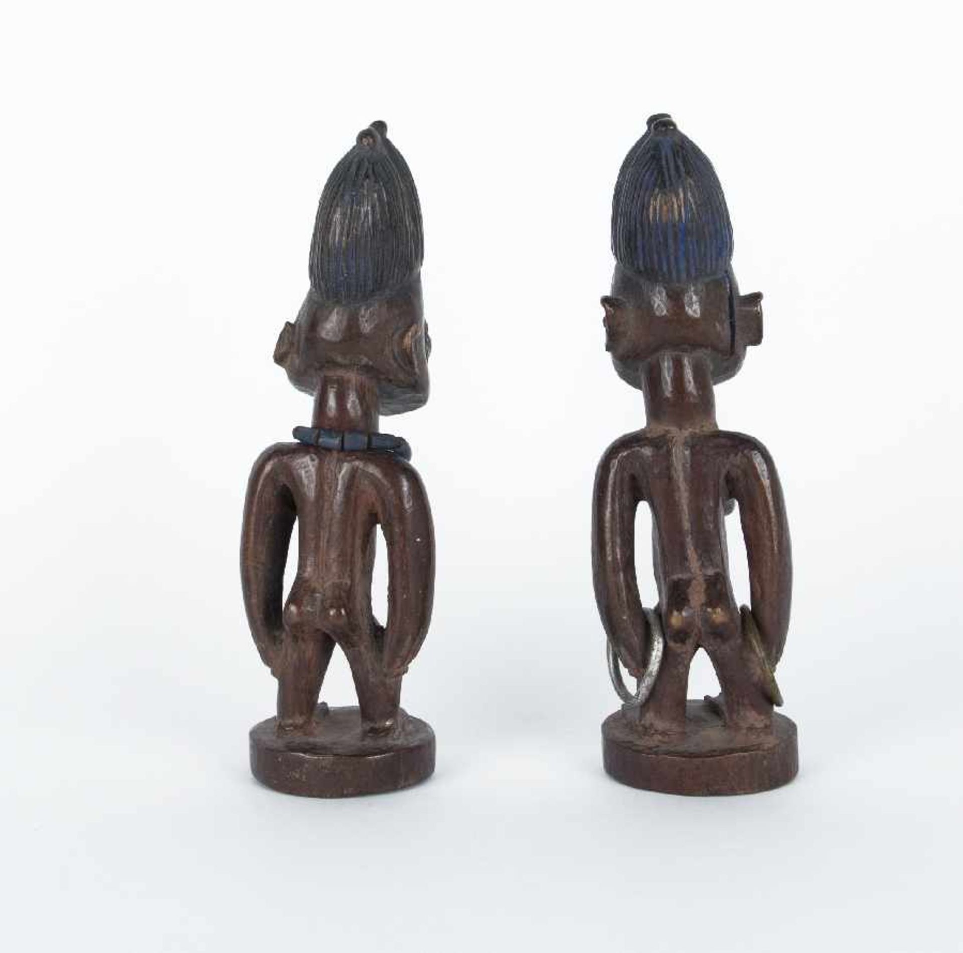 Yoruba, Nigeria Ibeji-Weibliches Paar aus dem Zwillingskult 2 Hartholzfiguren mit - Bild 2 aus 2