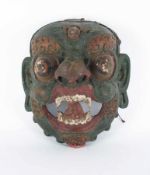 China um 1900 Maske Holz, beschnitzt und farbig gefasst, innen Gewebereste; H 28 cm, B 25 cm, T 15