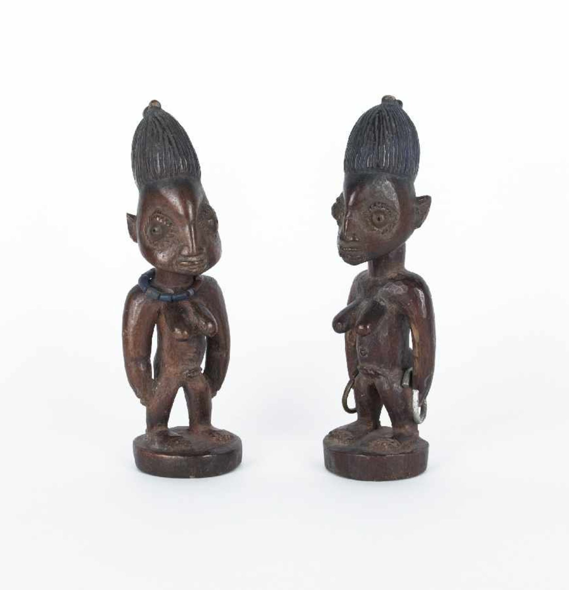 Yoruba, Nigeria Ibeji-Weibliches Paar aus dem Zwillingskult 2 Hartholzfiguren mit