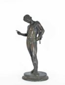 Nach dem Original aus Pompeji Stehender Narziss Bronze; früher Abguss des 19. Jh.; H 62,5 cm;