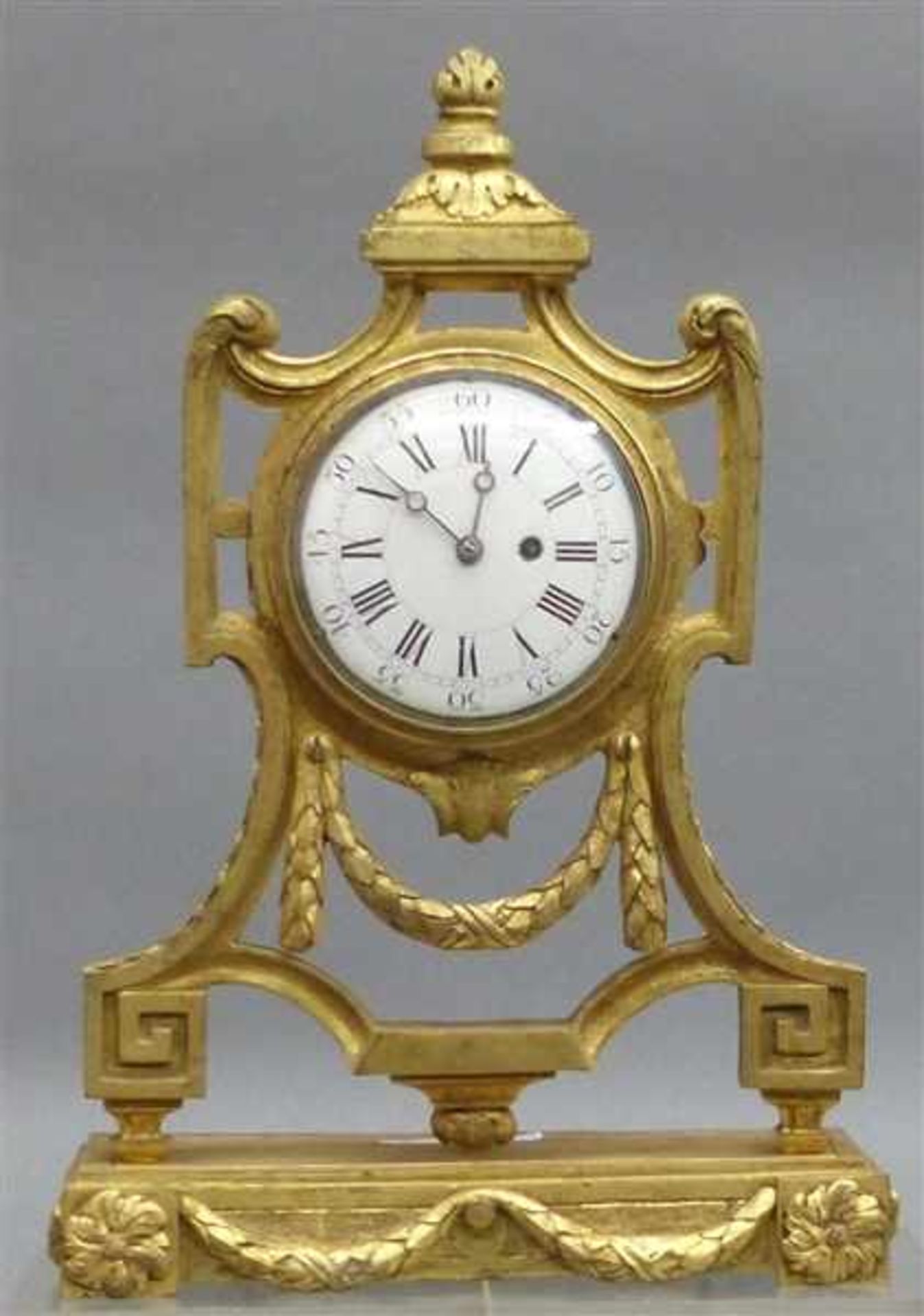 Tischuhr Frankreich, 19. Jh., Gussgehäuse, vergoldet, Louisseize Form, Spindeluhrwerk, signiert J.B.