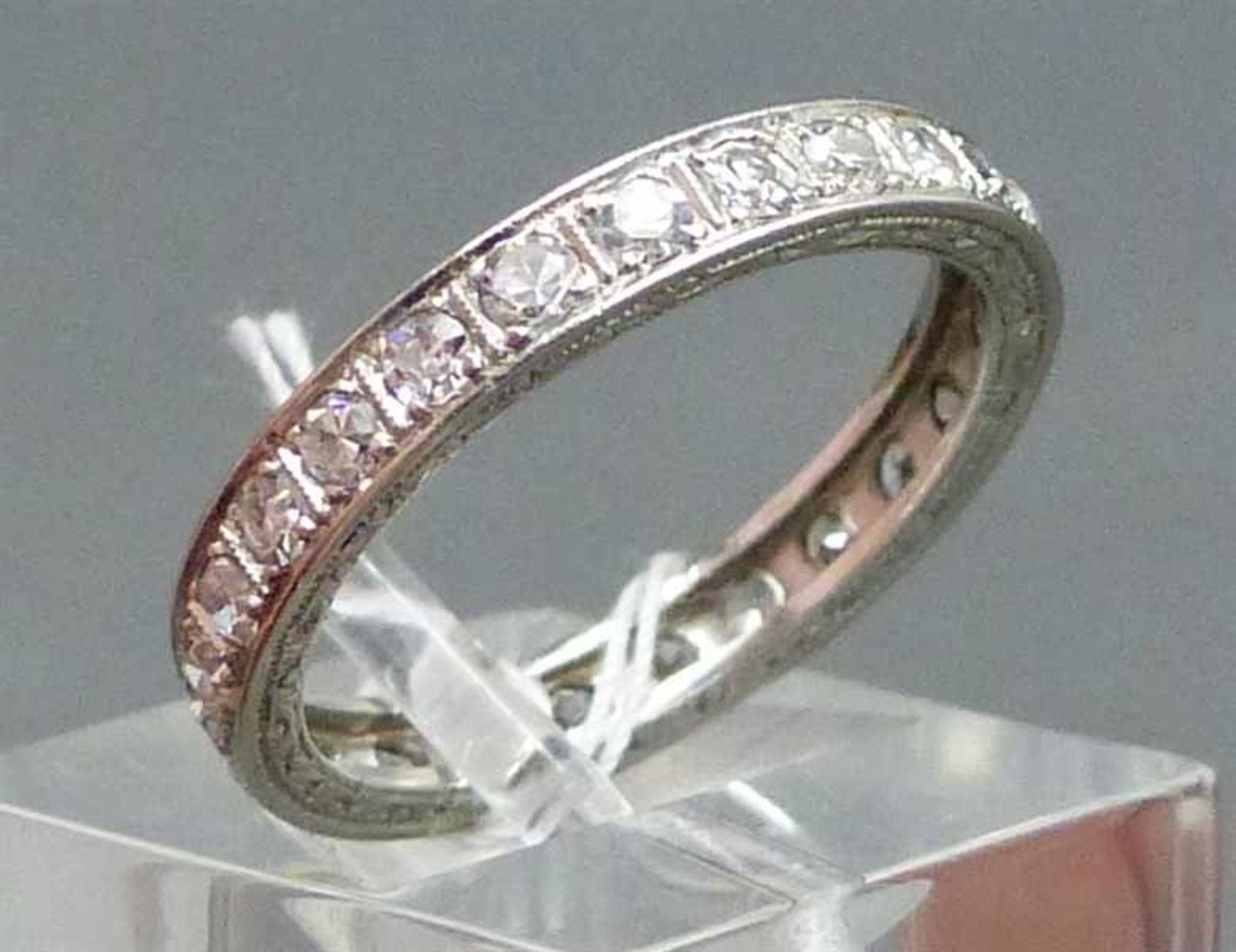 Memoryring 950 Platin, ca. 24 Brillanten zus. ca. 1,00 ct., wesselton, vsi, teilweise gravierte