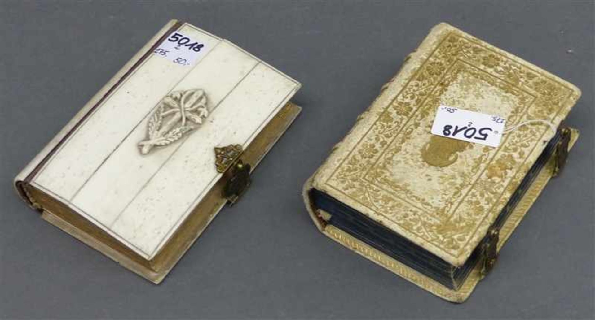 Zwei Gebetsbücher reicher Dekor, verschieden, mit Gelbmetallschließen, eines mit Elfenbeineinband,