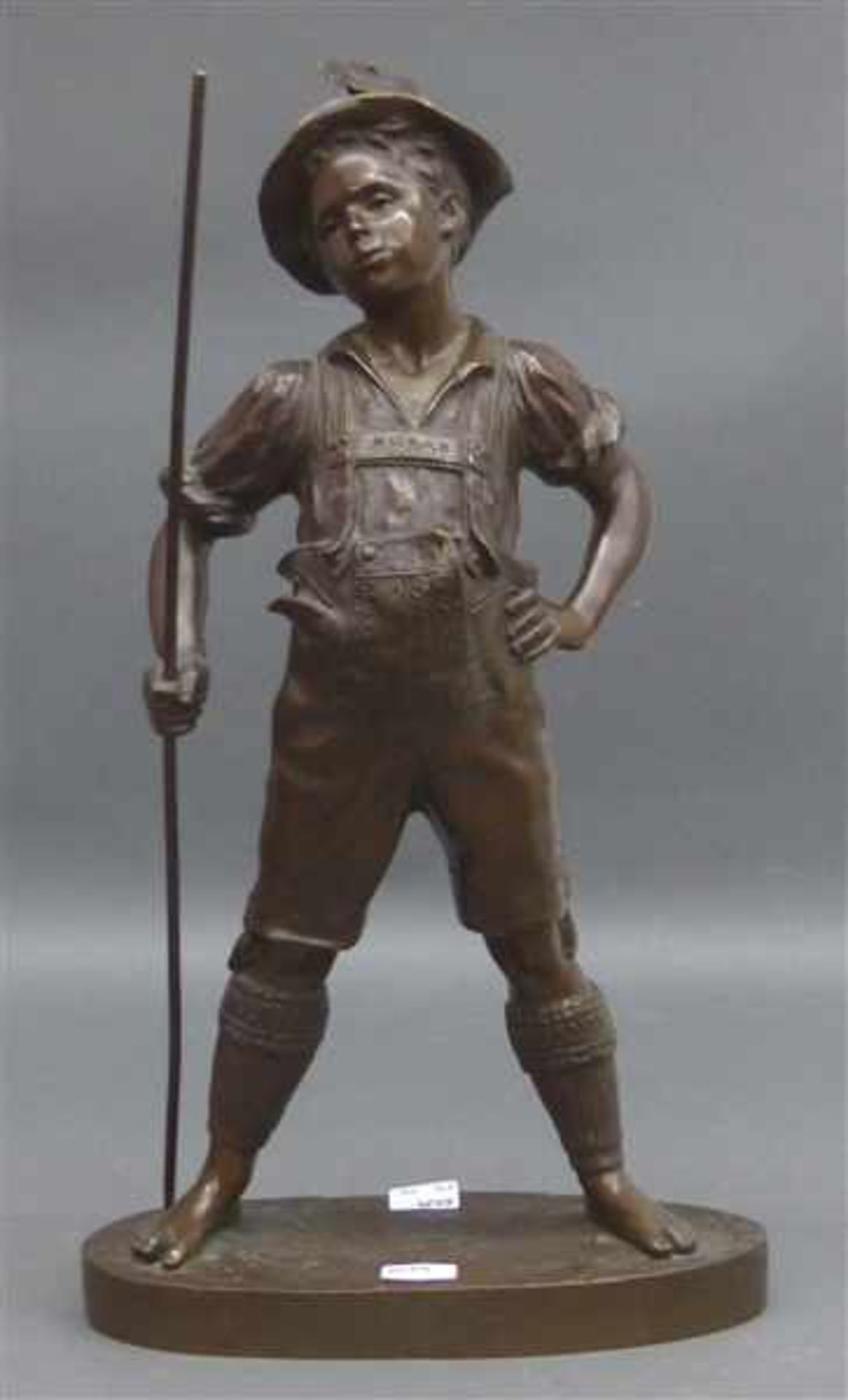 Bronzeskulptur Junge in bayerischer Tracht mit Stab, 20. Jh., h 40 cm,