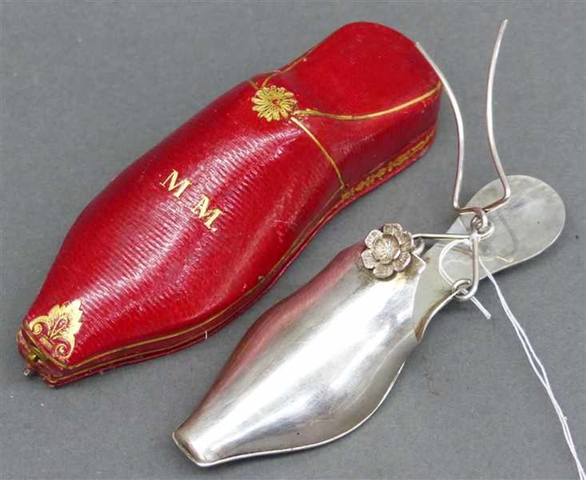 Tropfsieb Silber, in Form eines Schuhes, um 1900, in roten Lederetui, ca. 18 g schwer, l 8,5 cm,
