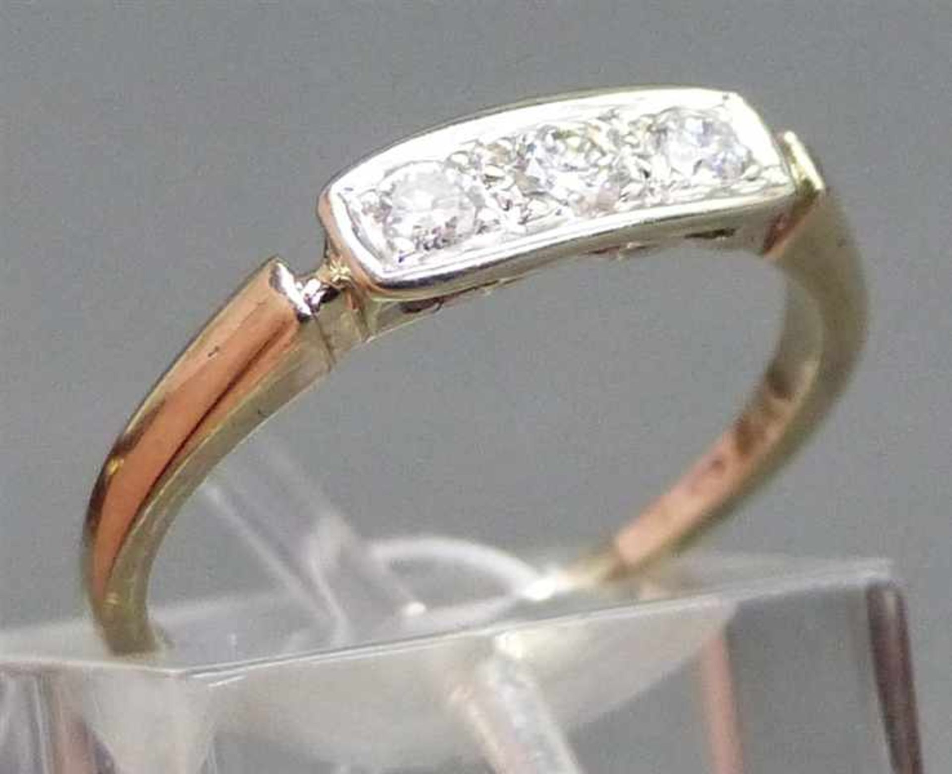 Damenring 14 kt. Weißgold, besetzt mit 3 Brillanten zus. ca. 0,20 ct., weiß, vsi, durchbrochen