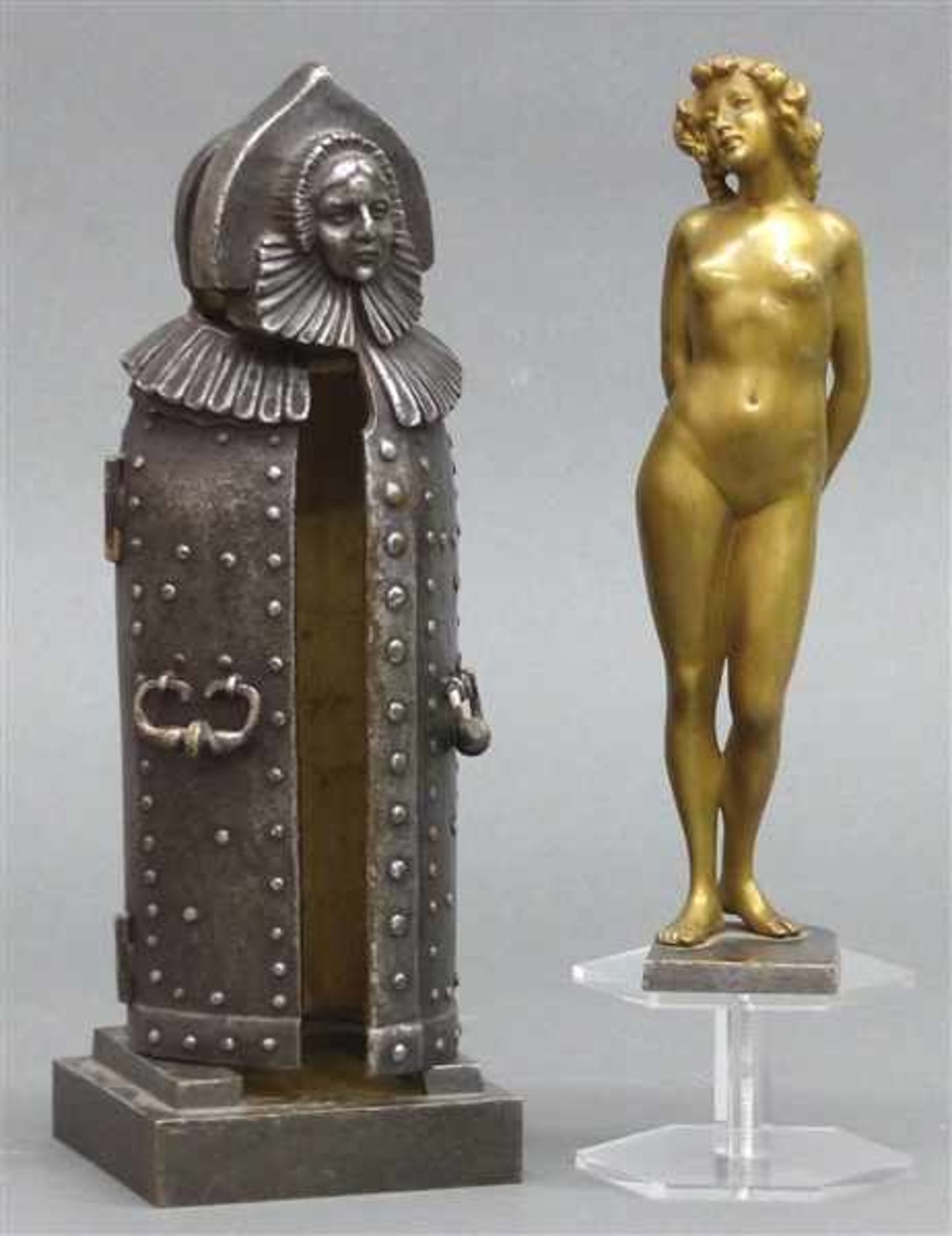 Wiener Bronze stehende Nackte Dame in "eiserner Jungfrau", Arbeit von Carl Kauba, signiert, Kauba